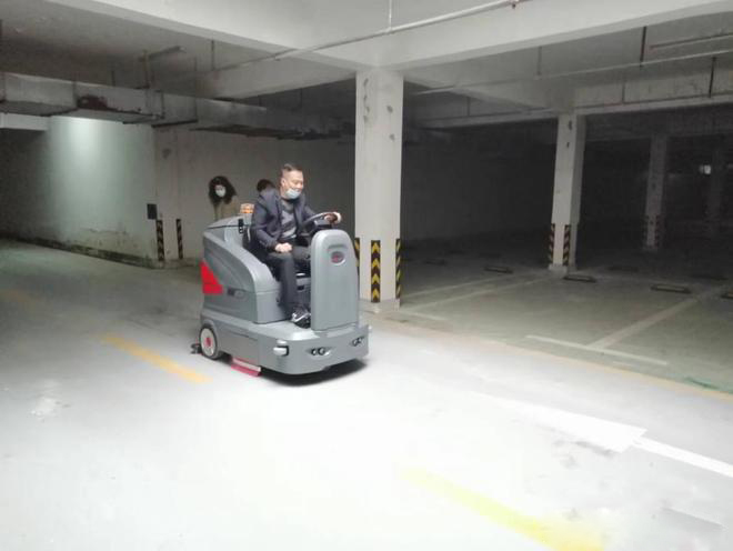 黔东南小区物业保洁不用人力改用驾驶式洗地机了